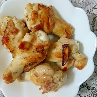 フライパンで簡単、鶏手羽元のガーリック焼き